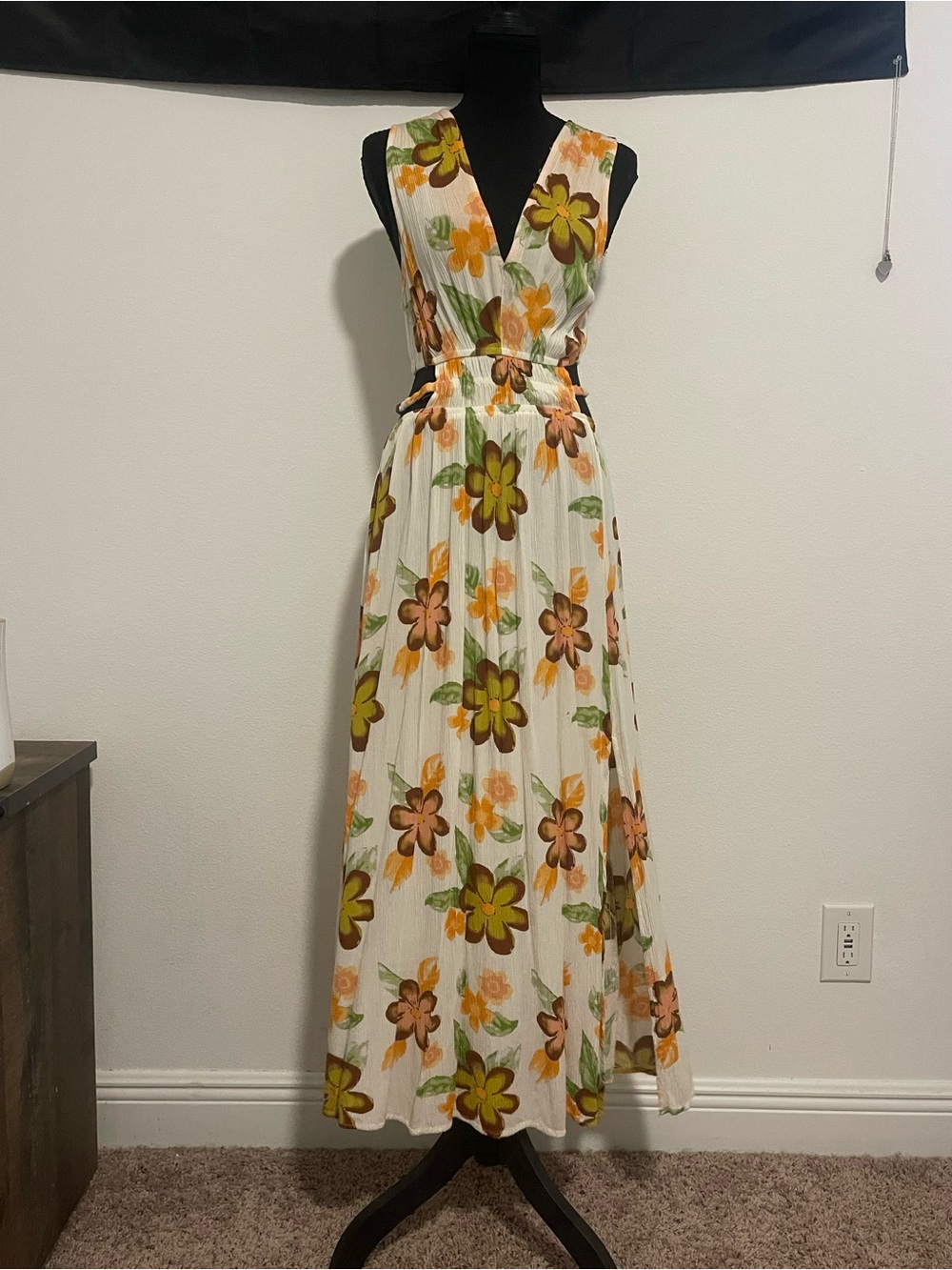 Sleeveless V-Neck Floral Maxi Dress in White